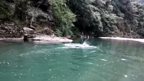 我不是故意的！布莱德索滑倒冲撞张峻豪倒地受伤